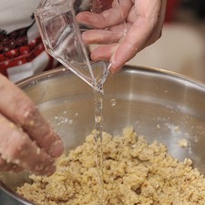 Añadir el agua y formar una masa espesa.