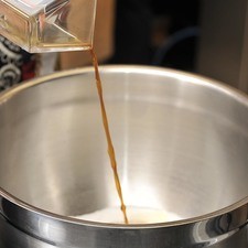 Agregar la cucharada de jugo de limón y la vainilla en un tazón con la batidora eléctrica hasta integrar un poco.