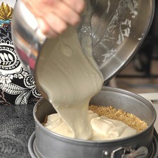 Vaciar sobre el molde con las galletas. Refrigerar al menos tres horas.