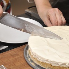 Desmoldar y servir en rebanadas. Se pude decorar con fresas, frambuesas, zarzamoras o cualquier fruta.