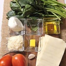 Ingredientes: 6 piezas de jitomate guaje 1 diente de ajo 6 hojas de albahaca fresca 2 manojos de espinaca 300 gramos de lasaña pre cocida 1 trozo de mantequilla sal al gusto pimienta negra molida al gusto aceite de oliva al gusto 150 gramos de queso mozzarella queso parmesano rallado al gusto