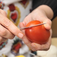 Para preparar la salsa: hacer una incisión en forma de cruz en la base de los jitomates para cortar solamente la piel.