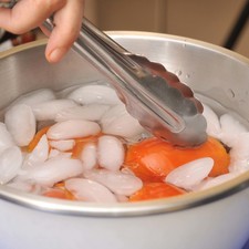 Poner suficiente agua a hervir a fuego alto en una olla honda y grande, agregar los jitomates, cocer 30 segundos, sacarlos con una pinza ponerlos en agua con hielo.