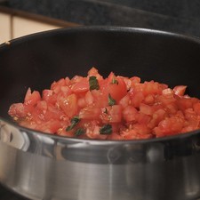 Acitronar el ajo en una sartén abierta con aceite de oliva a fuego medio durante un minuto. Agregar los jitomates picados junto con las hojas de albahaca picada. Sazonar con sal y pimienta. Cocer destapado a lumbre baja durante 20 minutos o hasta concentrar bien el jitomate. Mover de vez en cuando.