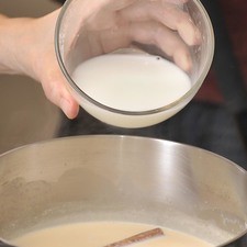 Agregar la maicena disuelta en agua. Bajar la lumbre y agitar con la pala de madera para que no se formen grumos. Cocer cinco minutos más hasta que espese a la consistencia deseada.