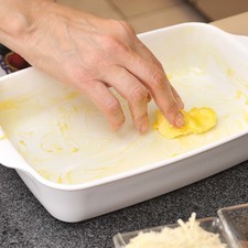 Para armar la lasaña: si se utiliza lasaña pre cocida no es necesario hervirla, de lo contrario, cocer en agua hirviendo durante 7 minutos para quede al dente (suave por fuera y firme por dentro). Engrasar la fuente para horno con mantequilla.