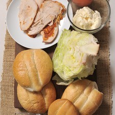 1 chipotle en adobo ½ taza de mayonesa 1 lechuga Desinfectante de verduras 1 jitomate guaje 1 aguacate 4 teleras de pan 4 rebanadas de pavo Sal al gusto