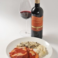 1. Atrium; 2010, Torres, Penedés, España. La uva Merlot es frutal y aromática y va bien con la parte dulce del platillo y tiene una buena estructura tánica que da fuerza a la carne. Es una opción de maridaje de armonía.