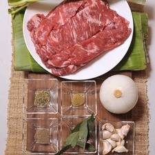1 kilo de Arrachera de res 10 dientes de ajo 1 cucharita de pimienta negra molida ¼ de cucharadita de comino en polvo 1 cucharita de orégano Sal al gusto 1 cebolla 3 varas de apio 5 hojas de laurel 1 hoja de plátano 3/4 taza de agua S 4337 1475629150