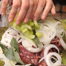 Poner arriba de la carne, la cebolla en rodajas, las hojas de laurel y las varas de apio picadas. S 4340 1475629143