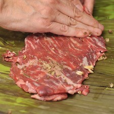 Untar la carne colocar sobre la hoja de plátano. S 4341 1475629143