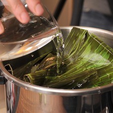 Colocar la carne envuelta dentro de una olla de presión con vaporera. Agregar un poco de agua. Tapar y sellar, poner a fuego alto, cuando comience a silbar, bajar la lumbre al mínimo y cocer durante 35 minutos. Dejar enfriar por completo antes de desfogar la válvula. Abrir con cuidado. S 4344 1475629137