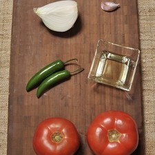 2 jitomates 1 diente de ajo ¼ de cebolla 2 chiles serranos Aceite vegetal Sal al gusto