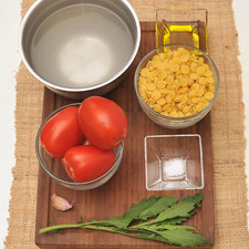 200 gramos de sopa de almejas 4 jitomate guaje 1 diente de ajo 1 rama de epazote 3 tazas de caldo de pollo 1 pizca de bicarbonato de sodio Aceite de oliva al gusto Sal al gusto S 436 1475637952