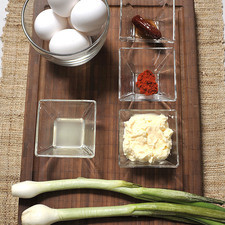 Ingredientes: 6 piezas de Huevo Sal Páprika 2 piezas de Cebollitas de cambray 1 pieza de Chile chipotle adobado 1/2 cucharita de Jugo de limón 1/4 taza de Mayonesa