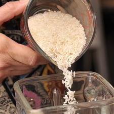 Moler el arroz en la licuadora hasta que quede como polvo.