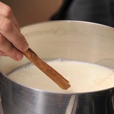 Calentar la leche junto con el arroz molido, el azúcar y la canela hasta que suelte el hervor. Bajar la lumbre y cocer aproximadamente 20 minutos hasta que se consuma el atole espese. Agregar la vainilla y mezclar.