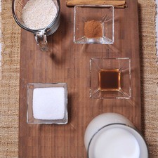 ½ taza de arroz 1 litro de leche ¼ de taza de azúcar 1 raja de canela 1 cucharada de vainilla Canela en polvo