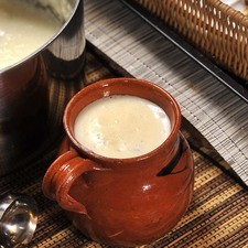 Servir caliente en tazoncitos, adornado con canela en polvo.