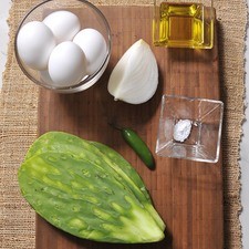 4 pencas de nopal ¼ de cebolla 1 chile serrano 1 pizca de bicarbonato Sal al gusto 6 huevos Aceite de oliva al gusto