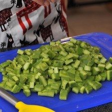 Picar el chile serrano y la cebolla. Cortar los nopales en cuadritos.