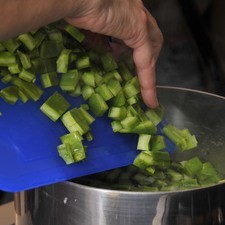 Calentar agua en una olla honda. Cuando suelte el hervor, agregar 2 cucharitas de sal, una pizca de bicarbonato de sodio y los nopales.