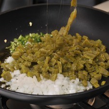 Sofreír los nopales con la cebolla y el chile en un sartén abierto con un poco de aceite de oliva durante un par de minutos.