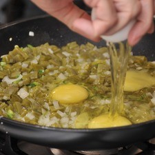 Agregar los huevos y cocer sin revolver demasiado hasta que el huevo esté cocido pero tierno.