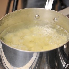 Poner a hervir las papas peladas y picadas durante 20 minutos hasta que estén suaves, pero no demasiado cocidas.