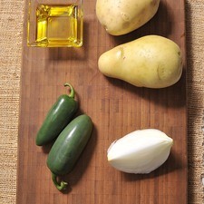 2 papas 2 chile jalapeño ¼ de cebolla Sal al gusto Aceite de oliva al gusto