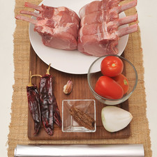 1 rack de costillas de puerco 3 jitomates guajes 3 chiles guajillo ¼ de cebolla 1 ajo 1 chile chipotle seco Sal al gusto Papel aluminio