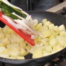Sofreír las papas en una sartén abierta con un poco de aceite de oliva.
