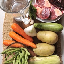 ½ kilo de carne de res ¼ de cebolla 2 litros de agua Sal, al gusto 6 chiles guajillos 2 dientes de ajo 3 zanahorias 2 calabacitas ½ taza de ejotes 2 papas 2 elotes frescos 3 ramas de epazote