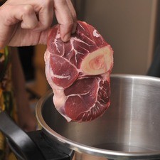 Colocar la carne de res con el trozo de cebolla, el agua y un poquito de sal en la olla de presión. Sellar y cocer durante 30 minutos. Apagar el fuego y dejar enfriar antes de desfogar la válvula y abrir.