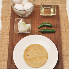 4 tortillas 2 chiles jalapeños ¼ de cebolla 5 huevos Aceite de canola al gusto Sal al gusto
