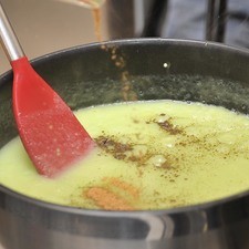 Agregar de inmediato los chayotes molidos, menear y sazonar con sal, pimienta y nuez moscada.