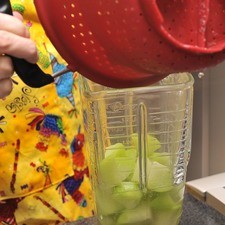 Moler en la licuadora los chayotes ya cocidos con el caldo de pollo y el ajo pelado.