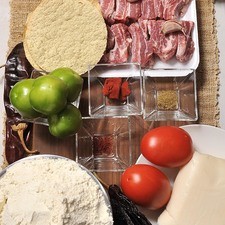 1 papa 1 kilo de masa de maíz 500 gramos de manteca Sal, al gusto 2 chiles anchos 2 chiles guajillos 2 jitomates 5 tomates verdes 3 tostadas 1 pizca de cominos 1 cucharada de achiote 2 dientes de ajo ½ cebolla 1 pizca de azafrán 500 gramos costilla de puerco Hojas de maíz para tamal