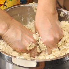 Mezclar con la masa de maíz y la manteca. Sazonar con un poco de sal. Dejar reposar.