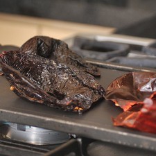 Poner las pieles a calentar sobre el comal sólo hasta que desprendan aroma, no deben quemarse porque adquieren un sabor amargo.