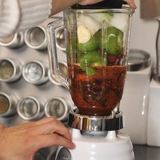 Moler en la licuadora junto con el jitomate, el tomate verde, tostadas, comino, achiote, ajo, cebolla, azafrán y sal. Se puede agregar un poco de agua si está muy espeso.