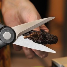 Quitar las venas y el rabo a los chiles anchos y guajillos con ayuda de una tijera.