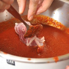 Marinar las costillas en la mezcla licuada mínimo 20 minutos, esto se puede preparar desde el día anterior y guardar refrigerado.