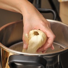 Poner a cocer en la olla vaporera durante 1 hora y media o hasta que las costillas estén bien cocidas y la masa de los tamales se desprenda fácilmente. En olla de presión se cuecen al vapor en 35 minutos.