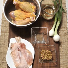 6 piezas de pollo 2 cebollitas de cambray 6 rebanadas de tocino ½ taza de vino blanco seco 2 cucharadas de mostaza Dijon Sal al gusto Pimienta al gusto Papel aluminio