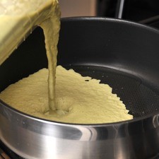 Sofreír la salsa en un poco de aceite de oliva durante cinco minutos hasta que espese un poco. Añadir una pizca de bicarbonato de sodio para que no se corte la crema y mezclar bien.