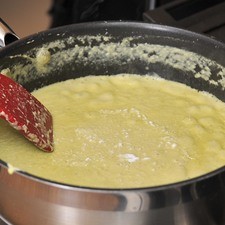 Agregar la crema. Sazonar con sal y dejar hervir tres minutos.