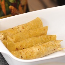 Rellenar con el pollo desmenuzado, enrollar y colocar en una fuente para horno.