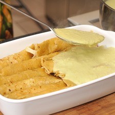Bañar las enchiladas con la salsa verde.