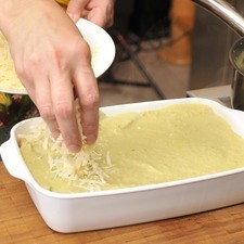 Cubrir con el queso rallado. Hornear a 350°F (175°C) de 10 a 15 minutos hasta que el queso esté derretido y dorado.